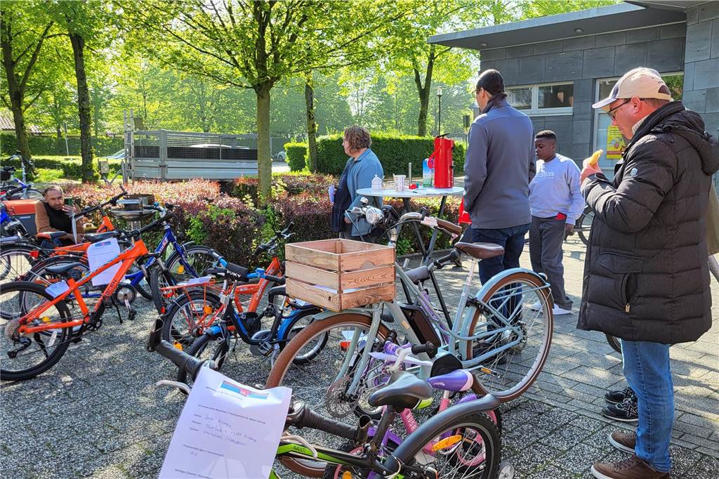 Traditionelle Fahrradbörse: Veranstalter zeigen sich zufrieden Mann mit Wurst vor Fahrrädern