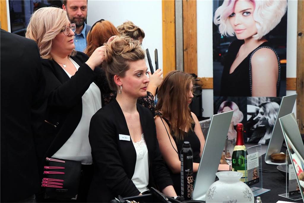 Schon 70 Meldungen für Gewerbetag: Anmeldefenster weiterhin geöffnet eine Friseurin bei der Arbeit