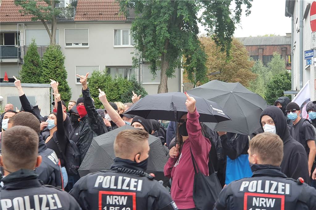 Antifa-Demo mitten durch die City: „Friedlich“ mit Mittelfingern und Beleidigungen Die Teilnehmenden reckten die Mittelfinger in Richtung der Rechtsextremisten.