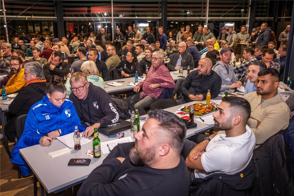 Das sind die Vorrunden-Gruppen der Dortmunder Hallenstadtmeisterschaft Die teilnehmenden Vereine hatten ihre Delegationen in den VIP-Raum der Helmut-Körnig-Halle entsendet.