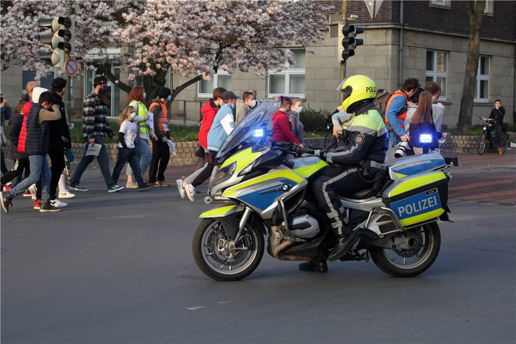 Tränen bei Ukraine-Demo in Lünen: „Landsleute wünschen sich nur Frieden“ Die Teilnehmer der Demo liefen nach den Reden auch über die Viktoriastraße. Die Polizei sicherte den Protestzug, sperrte für kurze Zeit die Fahrbahn.