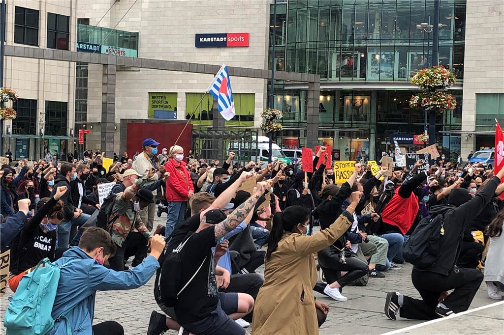 Anti-Rassismus-Demo: „Wir sind weder Hunde noch Kuscheltiere!“ Die Teilnehmer der Demonstration auf dem Hansaplatz knieten nieder, um auf die Diskriminierung Schwarzer Menschen und anderer durch Rassismus Betroffener hinzuweisen.