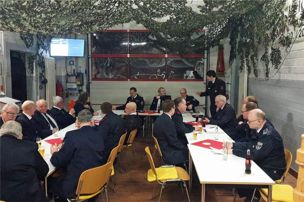 Löschzug Holthausen: Ein Feuerwehr-Kamerad ist schon 70 Jahre dabei Die Teilnehmer der Jahreshauptversammlung der Löschgruppe Holthausen.