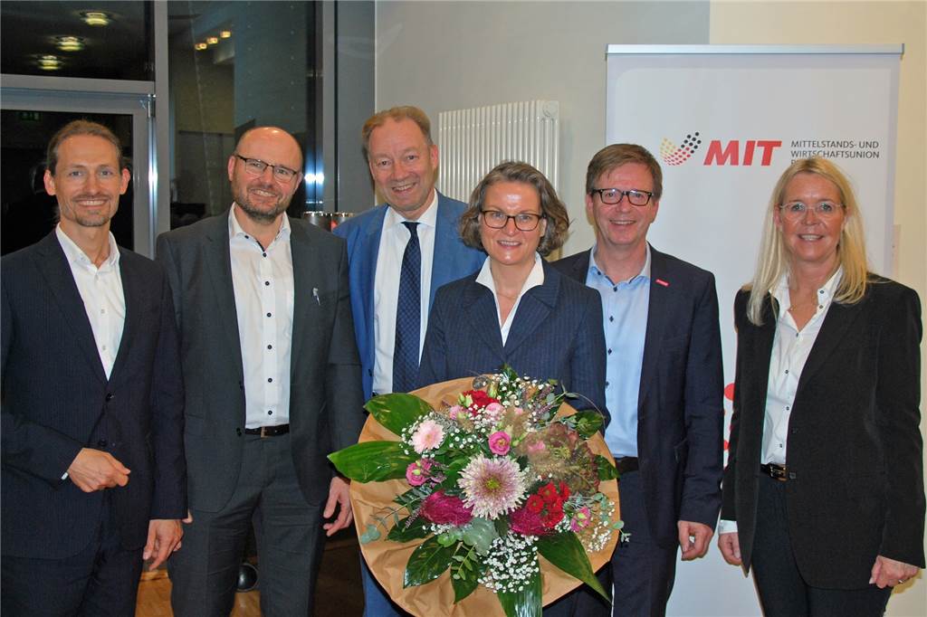 Mittelstand diskutiert mit Bauministerin über Fachkräftemangel Gruppenbild der Teilnehmer der Podiumsdiskussion (v.l.): Sascha Dorday (WfG Unna), Jürgen Artmann (Berufskolleg Werne), Stefan Schreiber (IHK), Ministerin Ina Scharrenbach, Carsten Harder (HWK) und Uta Leisentritt (MIT).