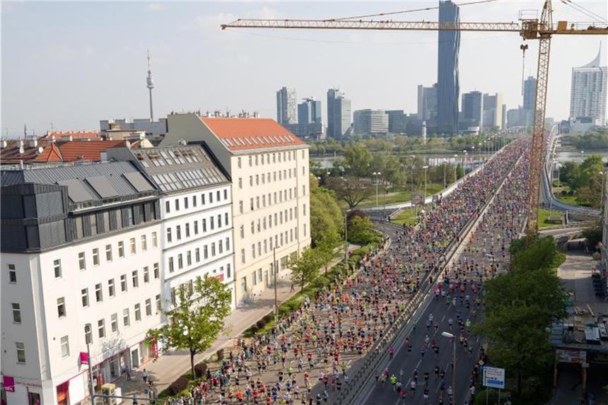 Bounasser und Kiprop gewinnen Wien-Marathon Die Teilnehmer des 35. Wien-Marathons laufen über die Reichsbrücke. Foto: Georg Hochmuth/APA