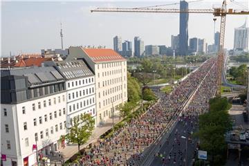 Die Teilnehmer des 35. Wien-Marathons laufen über die Reichsbrücke. Foto: Georg Hochmuth/APA
