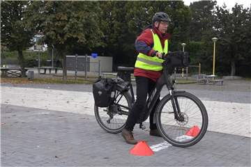 Die Teilnehmer des E-Bike-Kurses übten in einem Parcours das sichere Fahren.