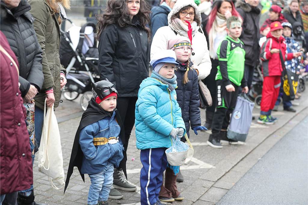 Sicherheit beim Karneval: Stadt bittet, keine kleinen Glasflaschen mitzubringen Die Teilnehmer des Karnevalsumzuges - ob im oder am Zug beteiligt - müssen Sicherheitsregeln beachten.
