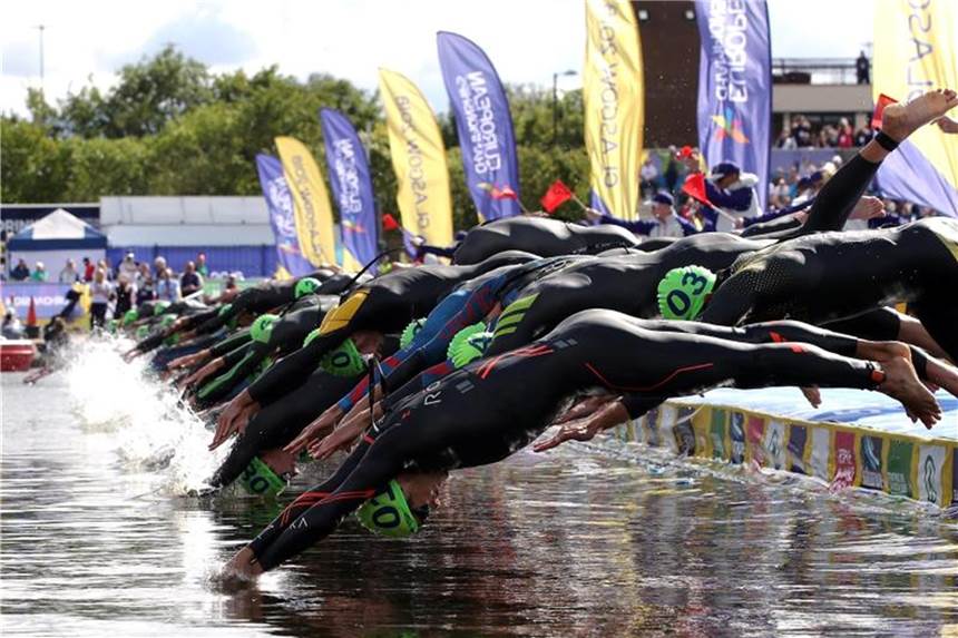 Jonas Schomburg bei Triathlon-EM Zehnter Die Teilnehmer des Männer-Triathlons springen ins Wasser. Jonas Schomburg beendet den Wettbewerb als Zehnter. Foto: John Walton/PA Wire