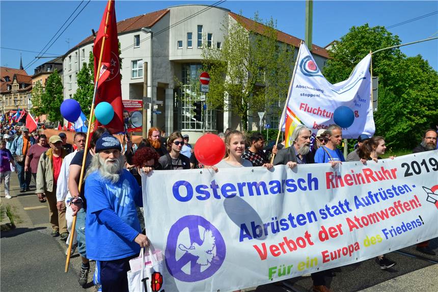 Teilnehmer des Rhein-Ruhr-Ostermarsches setzen in Dortmund starkes Zeichen gegen Rechts Die Teilnehmer des Ostermarsches Rhein-Ruhr zogen von Dorstfeld zum Friedensplatz in die Innenstadt.