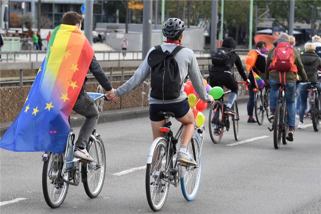 Christopher Street Day in Corona-Zeiten: Keine Party, aber dennoch Programm Die Teilnehmer desdiesjährigen CSD in Köln stiegen aufs Rad. Statt der üblichen Party wurde eine Sternfahrt in die Innenstadt angeboten.