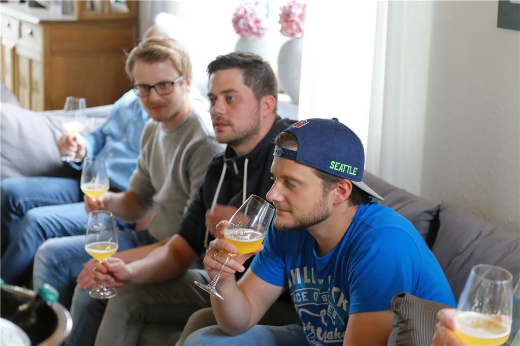 Thomas Redders (29) zeigt, wie jeder sein eigenes Bier brauen kann Die Teilnehmer erfuhren viel über die unterschiedlichen Biere.