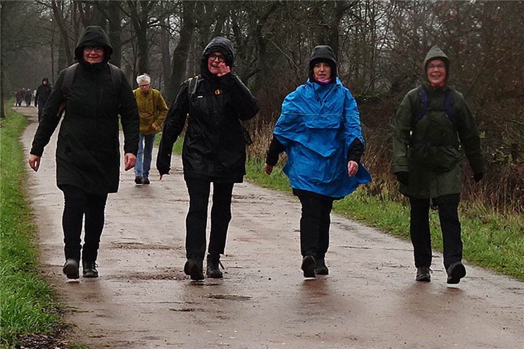 Wetterfeste Wanderer: Grenzlandwanderung mobilisiert über 650 Menschen Die Teilnehmer ließen sich die gute Laune nicht nehmen.