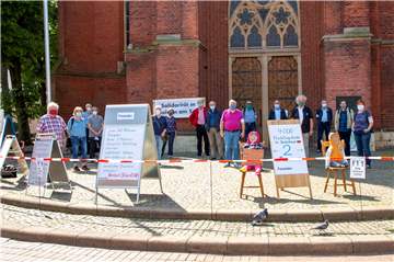 Die Teilnehmer vom Forum für Demokratie, Respekt und Vielfalt bei ihrer Aktion vor der Sixtuskirche.