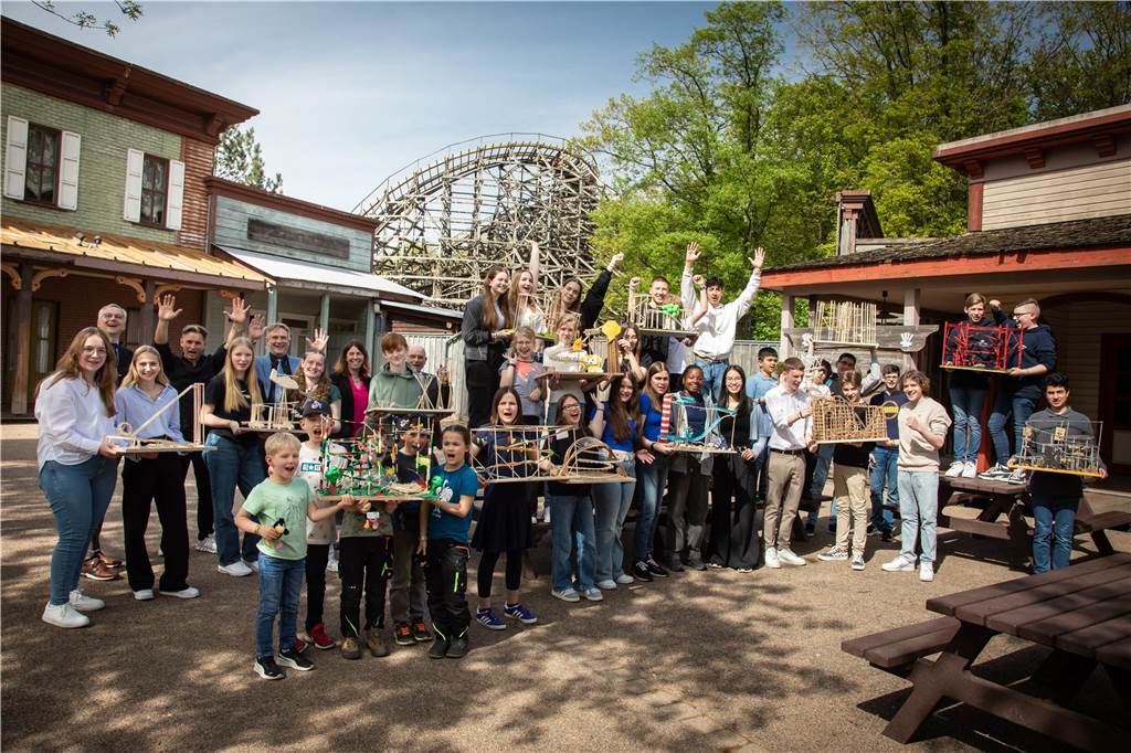 Talente aus ganz NRW: Schüler wachsen bei Modellbau über sich hinaus Die Teilnehmerinnen und Teilnehmer des NRW-Landesfinales im Wettbewerb Junior.ING präsentierten im Schatten der echten Holzachterbahn im Movie Park ihre kreativen Achterbahnmodelle.