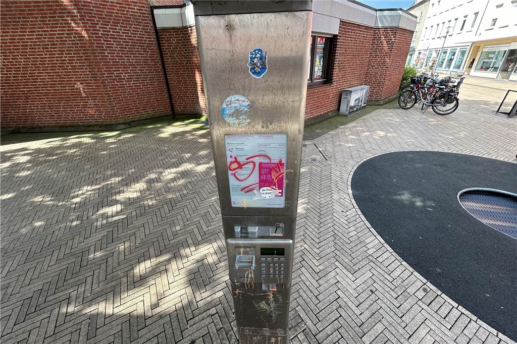 Sex, Lärm und Dreck: Anwohnerinnen trauen sich abends nicht aus dem Haus Eine Telefonsäule in der Innenstadt