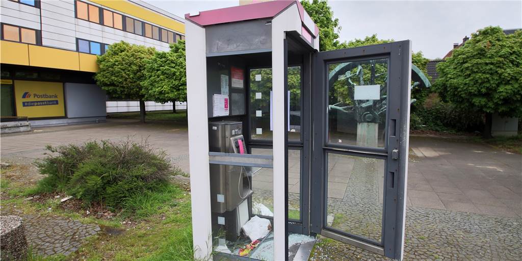 Ekel-Telefonzelle: Unbekannte benutzen sie in Lünen als Toilette Die Telefonzelle vor der Post an der Kurt-Schumacher-Straße in Lünen lädt in diesem Zustand nicht gerade ein zu einem Telefonat.