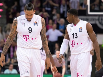 Die Telekom Baskets Bonn um Julian Gamble (l) und Yorman Polas Bartolo kassierten eine Heimniederlage. Foto: Marius Becker