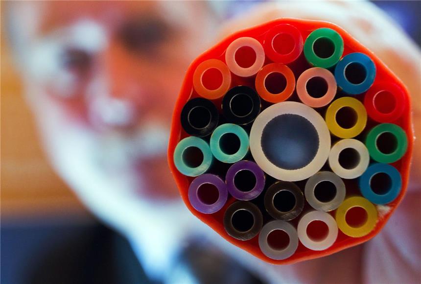Castrop-Rauxel wird doppelt so schnell wie Dortmund Die Telekom will Castrop-Rauxel mit VDSL-Leitungen ins ganz schnelle Internet bringen. Das vereinbarten Stadtspitze und Telekom. Anfang 2015 soll das Netz dann für 30.500 Menschen verfügbar sein - und es ist doppelt so schnell wie das in Dortmund.