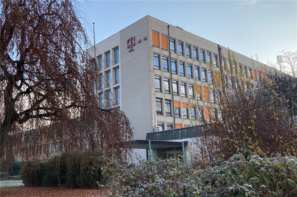 Außenansicht einer Immobilie in Recklinghausen, an deren Fassade das Logo des Unternehmens Telekom angebracht ist.