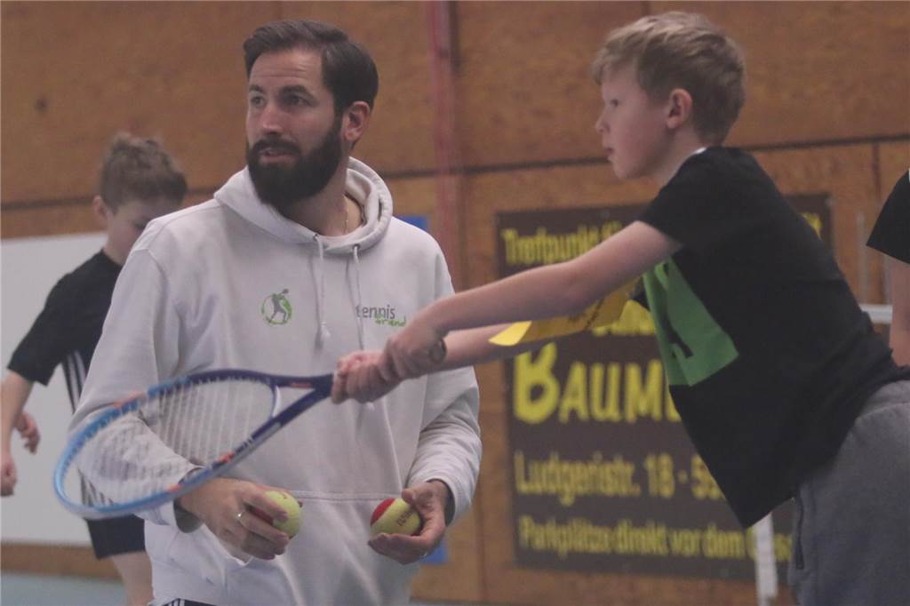 Großes Tennisturnier kommt nach Selm: Wettbewerb ist für Zuschauer und Aktiv attraktiv Mathias Baer trainiert ein Kind.