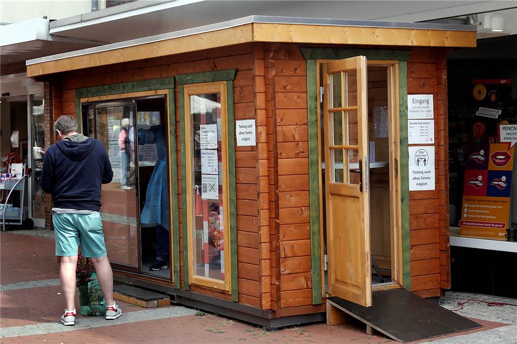 Corona-Tests kosten fast überall in Haltern: „Jede Menge Chaos“ Die Testhütte der Bären-Apotheke in Haltern will auch zukünftig geöffnet bleiben.