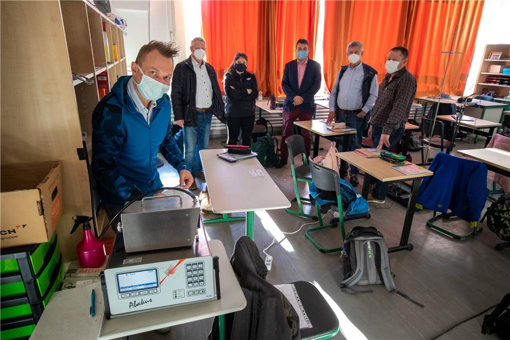 Legden setzt in Klassenräumen auf Lüfter von Dr. Alfred Mennekes Die Tests mit der TU Gießen (Foto) und dem Max-Planck-Institut im November hatten die theoretischen Überlegungen bestätigt: Mit den Fensterventilatoren kann die Luft in Klassenzimmern deutlich schneller ausgetauscht werden, als durch bloßes Lüften. Jeder Klassenraum in Legden und Asbeck soll mit den Geräten ausgestattet werden.