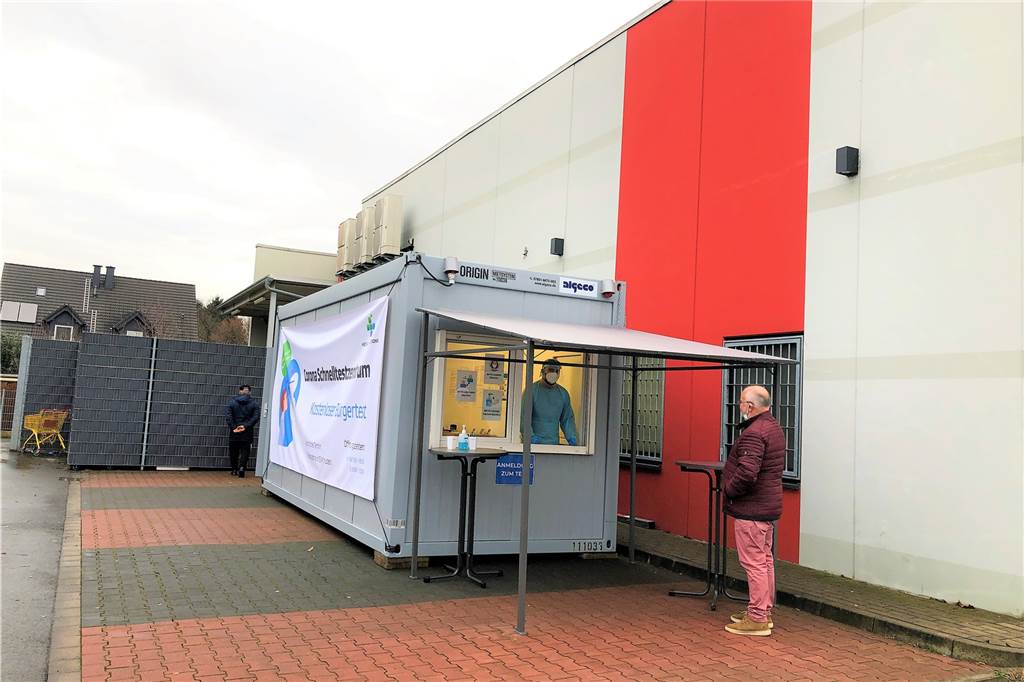 Neue Corona-Teststelle: Ehepaar setzt auf Luftfilter im Test-Container Die neue Teststelle am Einkaufszentrum Bövinghausen wird gut angenommen.