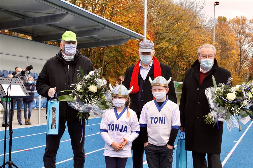Neue Dortmunder Sportanlage misst sich mit dem Stadion Rote Erde Die Teutonen-Maskottchen (vorne, v.l.) Tonja und Toni überreichten unter den Augen des Teutonen-Vorsitzenden Gerhard Niemeyer (M.) Oberbürgermeister Ullrich Sierau (l.) und Bezirksbürgermeister Heinz Pasterny Geschenke.