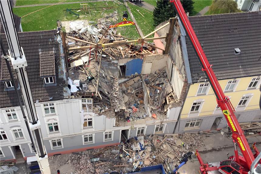 Freispruch für Angeklagten - Einweisung in Psychiatrie Die Teutonenstraße unmittelbar nach der Explosion am 31. März. Die Trümmer des zerstörten Hauses lagen über die ganze Straße verteilt.