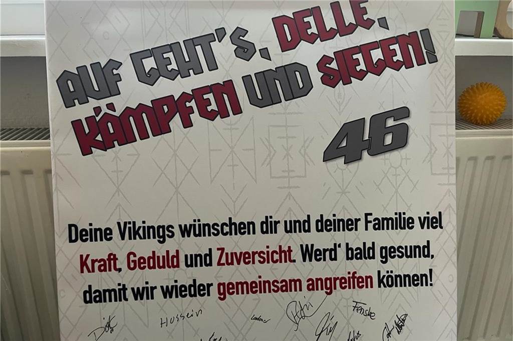 Die "Teutonia-Vikings", für die Detlev Knößl bis zu seinem Unfall gespielt hat, haben der Familie ein Plakat mit Unterschriften der Spieler geschenkt. Die Anteilnahme der Waltroper Sportler am Schicksal Detlev Knößls ist sehr groß.