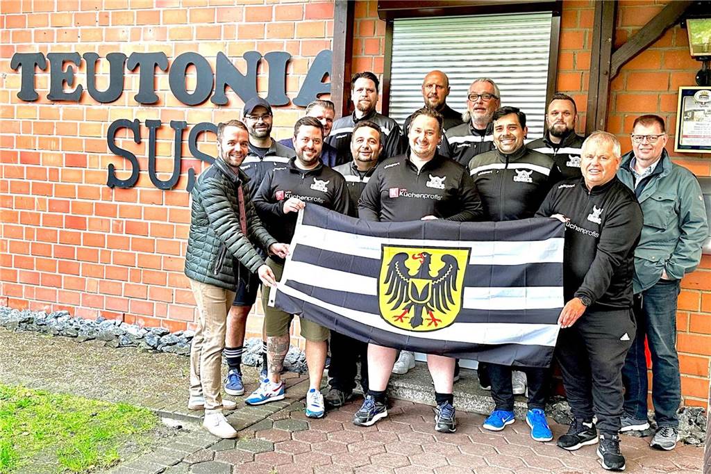 1. Übergewichtigen Fußball Liga NRW in israelischen Nachrichten Die Teutonia Vikings vor ihrer Reise nach Schottland mit Waltrops Bürgermeister Marcel Mittelbach.