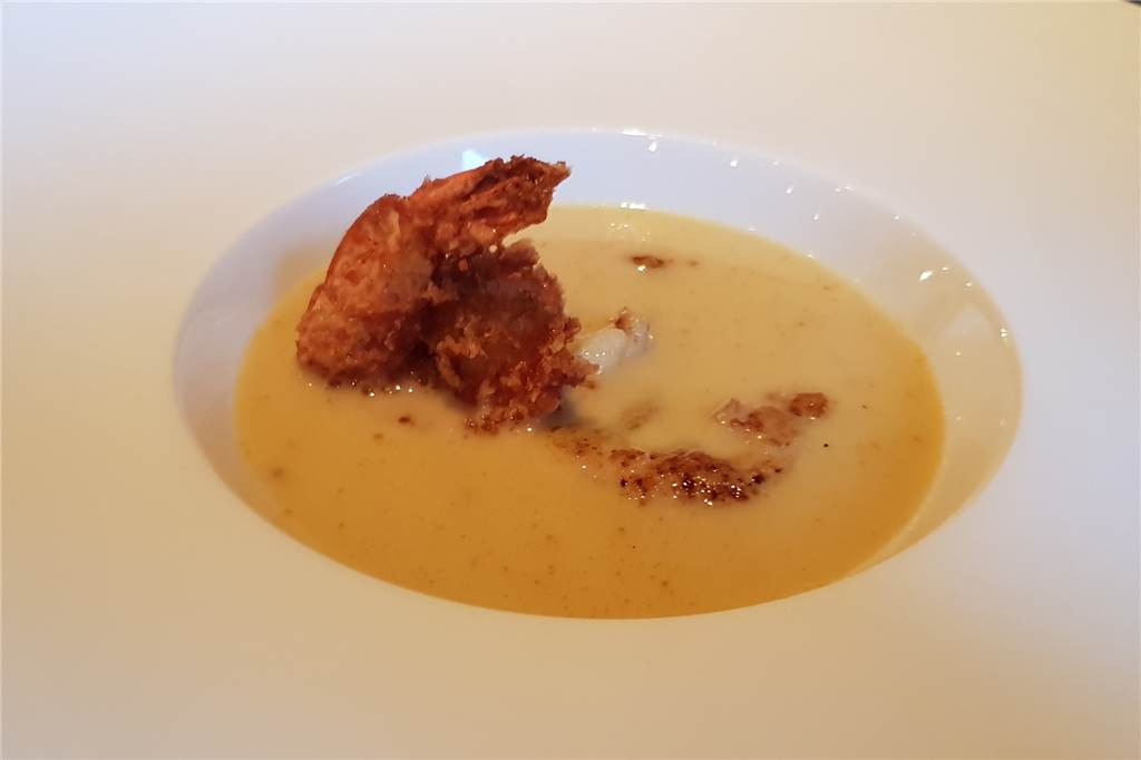Von wegen „Schnitzelküche“: Burghof Schnell-Niewöhner überrascht mit kreativen Gerichten Die Thai-Currysuppe wird am Tisch aufgegossen. Die Garnelen waren frisch, kross und zart.