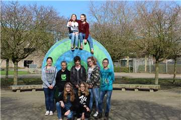 Die Theater AG der Mittelstufe des Gymnasiums Altlünen spielt „Plötzlich Zwilling“.
