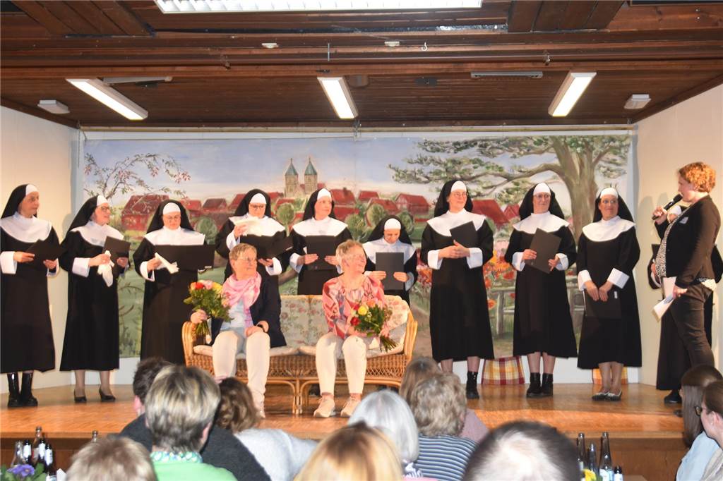 Wenn der Papst durch Legden rast, dann gibt es viel zu lachen Die Theaterfrauen nahmen in einer Litanei Abschied von ihren Theaterkolleginnen Mary Hölscher und Annette Brörken.