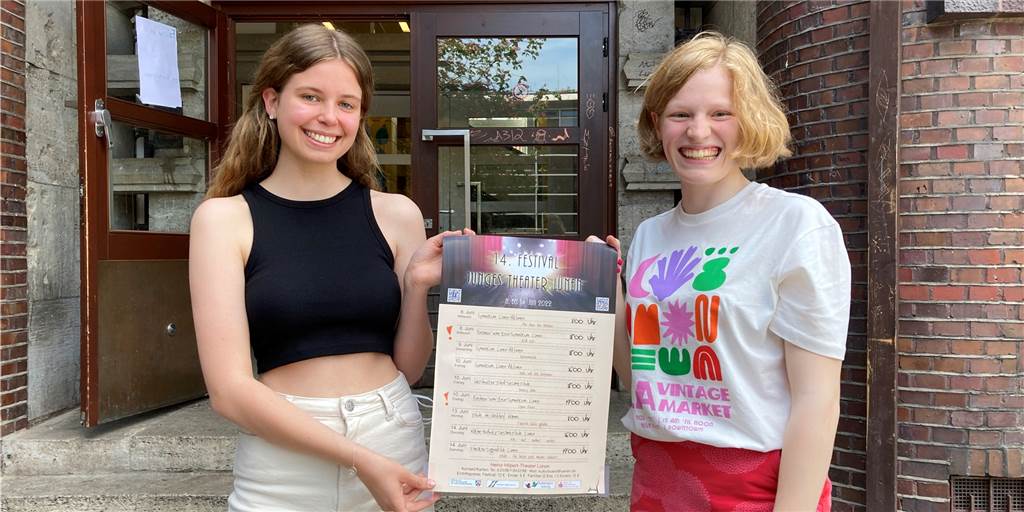 Festival Junges Theater Lünen: Schülerinnen sind mit eigenem Stück vertreten Die Theatergruppe des Steinherr-vom-Stein-Gymnasiums, die „Theater-Steinis“ treten am 10. Juni beim Festival Junges-Theater mit einem Stück auf, das Emily Platte (l.) und Paula Hees geschrieben haben.