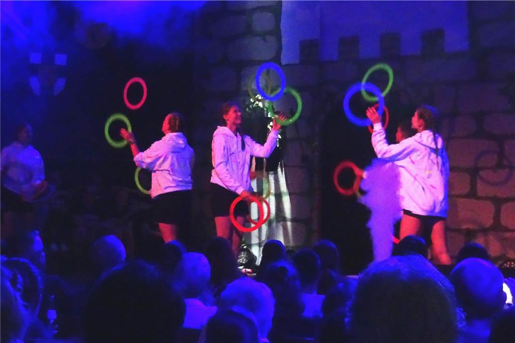 Ten Sing Gahlen: Theatergruppe zeigt „historischen“ Wettstreit um Östrich Die Theatergruppe stellte eine aufwendige Bühnenshow auf die Beine.
