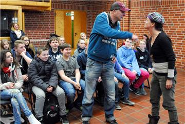Die Theaterpädagogische Werkstatt Osnabrück arbeitete während der Suchtpräventionstage in ihren Auftritten den Themenkomplex  Rauchsmittel auf. Nach dem Auftritt wurden die einzenlnen Szenen mit den Schülern diskutiert.