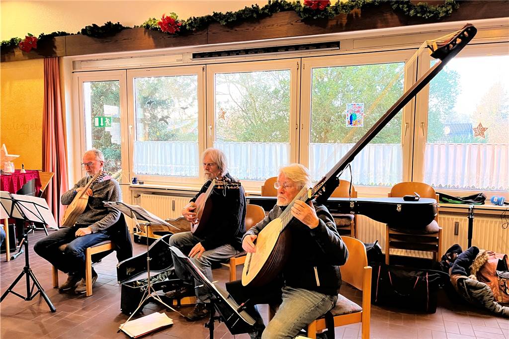 Wie klang Musik vor 500 Jahren? Embiscara reist in die Vergangenheit Die Theorbe im Ensemble Embiscara.