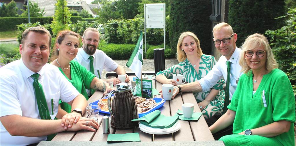 „Mein Lebenstraum ist wahr geworden“ Die Throngemeinschaft bei einem Kaffee-Trinken am Kiliankreisel in Altschermbeck. Hier pflegen sie das Ehrenmal. Die Harke wird von Throngefolge zu Throngefolge weitergegeben.