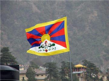 Die tibetische Fahne in einem indischen Dorf. Vor dem Jahrestag des Aufstands hat die kommunistische Führung in Peking Reisen nach Tibet untersagt.