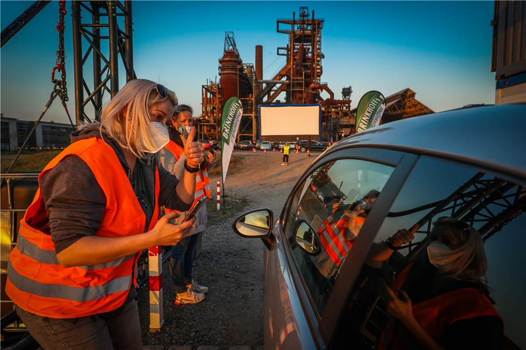 Autokino auf Phoenix-West - so magisch war der erste Abend unterm Hochofen Die Tickets wurden durch die Scheibe gescannt.