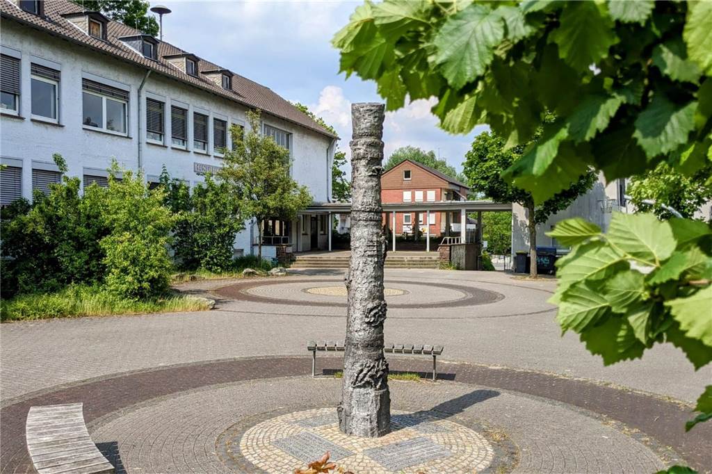 Treffpunkt Altstadt soll künftig am „Geschwister-Scholl-Platz“ stehen Tisa-Stele