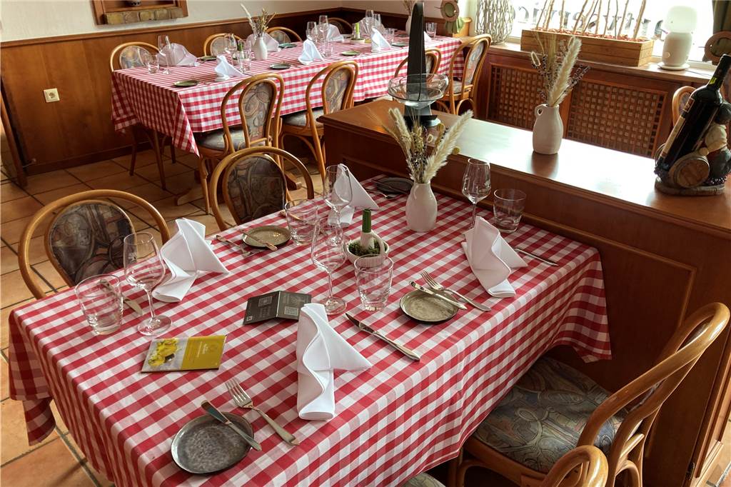 Italienisches Restaurant feiert seine Premiere beim Menükarussell Die Tische sind gedeckt, die Heftchen mit dem Programm liegen aus.