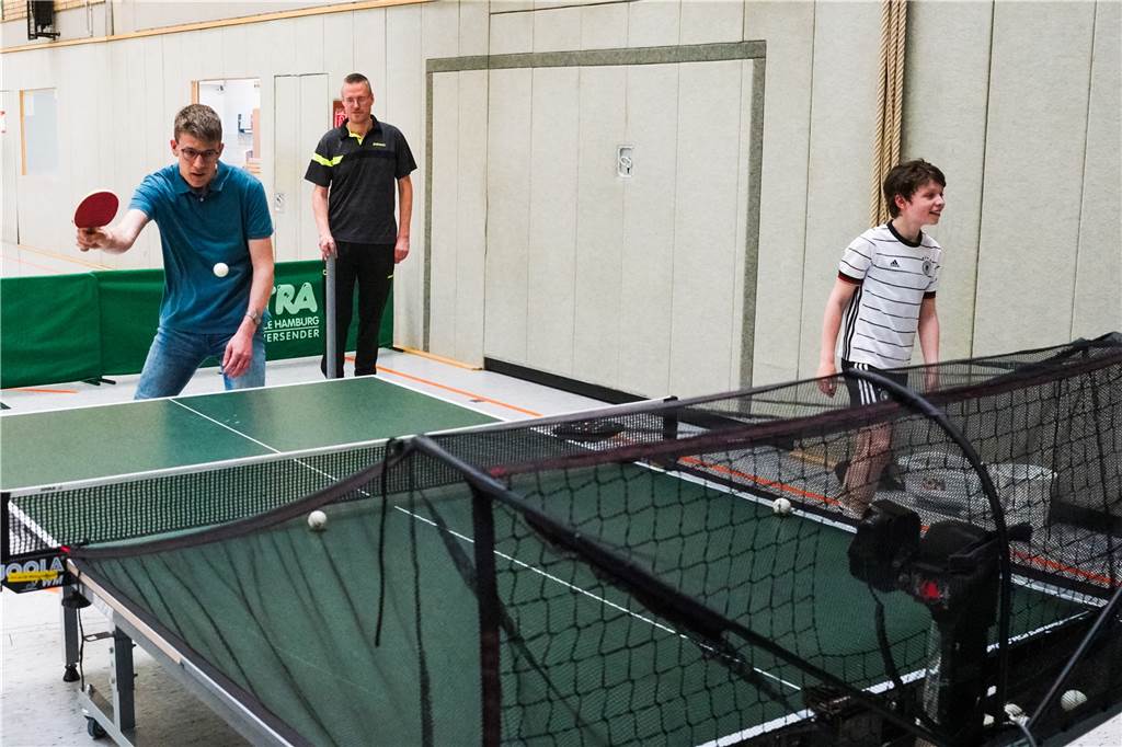 Von Tanz bis Kampf: VFL Ahaus sorgt zum 130-Jährigen für viel Bewegung Die Tischtennisabteilung brachte ihre Ballmaschine mit in die Vestertsporthalle. Bei unterschiedlichen Geschwindigkeiten und Rotationen konnte man sein Glück am Tisch versuchen.