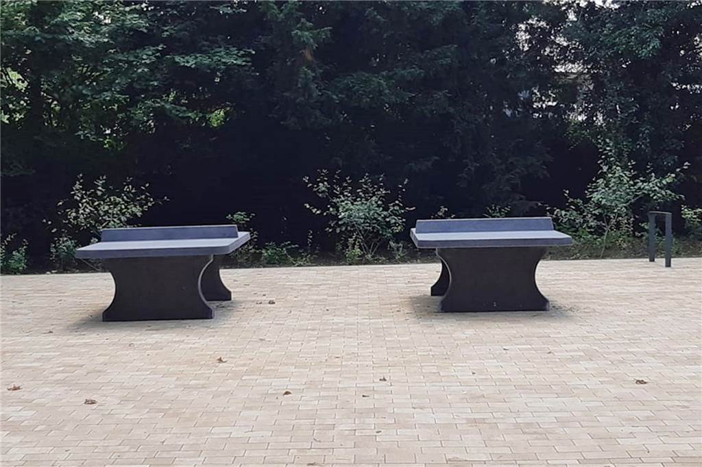 Spielplatz-Test im neuen Finkennest: Bleibt das mit dem Sumpf so? Die Tischtennisplatten stehen auf einem abschüssigen Gelände.