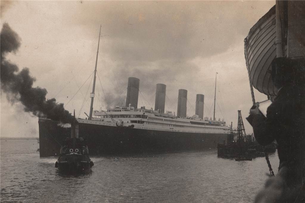 Enkelin entdeckt jetzt: „Mein Großvater fotografierte die Titanic“ – Sensation für Forscher Die Titanic verlässt am 10. April 1912 den Hafen von Southampton. Am rechten BIldrand ist Erich Benninghoven bei der Arbeit zu sehen.