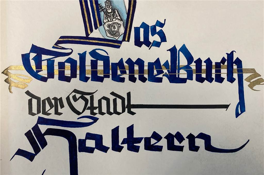 Von Merkel bis Höwedes: Das Goldene Buch der Stadt Haltern Die Titelseite des ersten Goldenen Buches der Stadt Haltern.