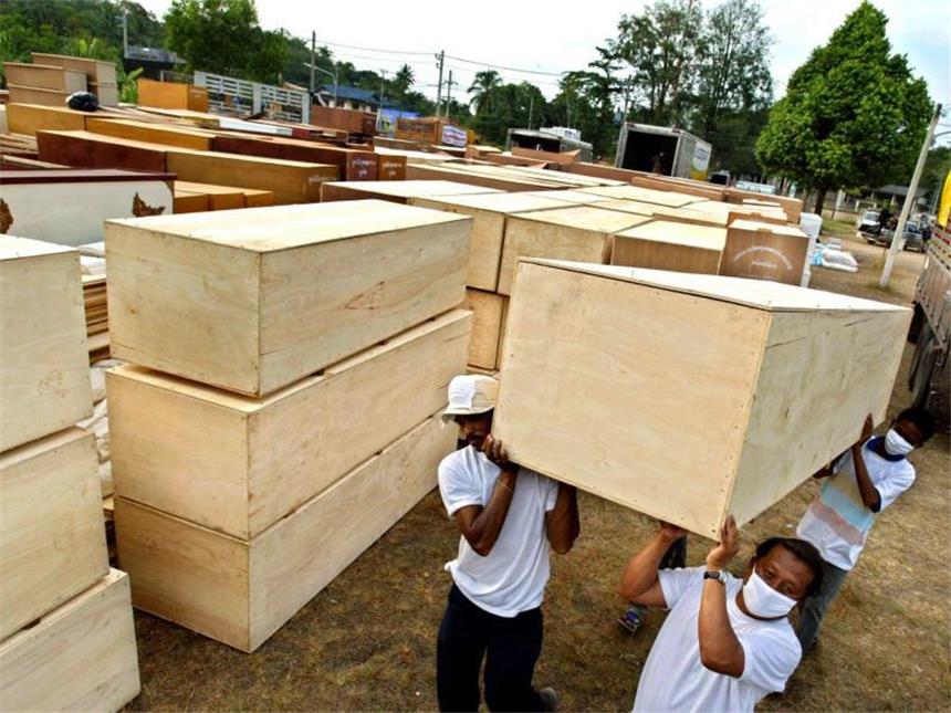 Gebete und Tränen: Die Welt gedenkt der Tsunami-Opfer Die Todesopfer von Khao Lak werden begraben. Foto: Rungroj Yongrit/Archiv