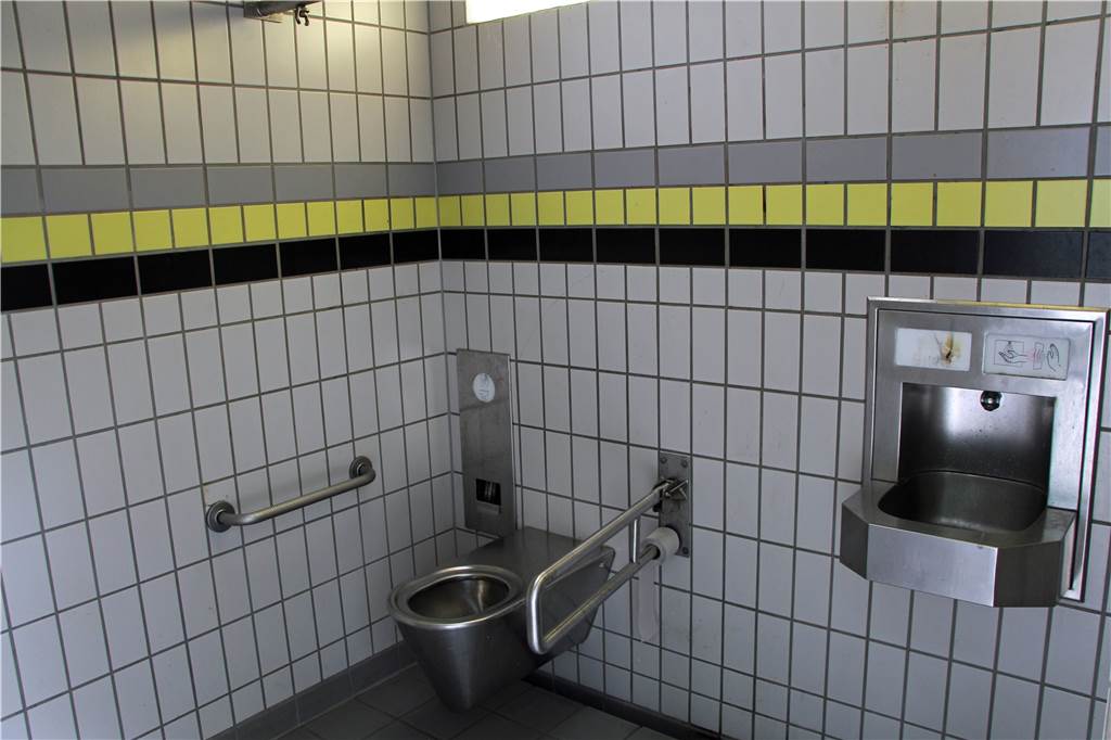 Jahrelanger Kampf um barrierefreie, öffentliche Toilette in Werne endet bald Die Toilette am Stadtpark können Menschen mit Rollstuhl nutzen.
